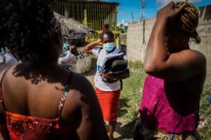 Domingas, educadora em par da MSF para profissionais do sexo, conversa com as mulheres que aconselha na comunidade.