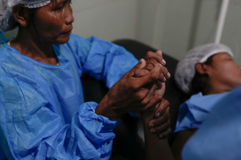 Lilia acompanhou a filha Adelia durante o parto na cidade de Nabasanuka, no estado de Delta Amacuro, Nordeste da Venezuela.