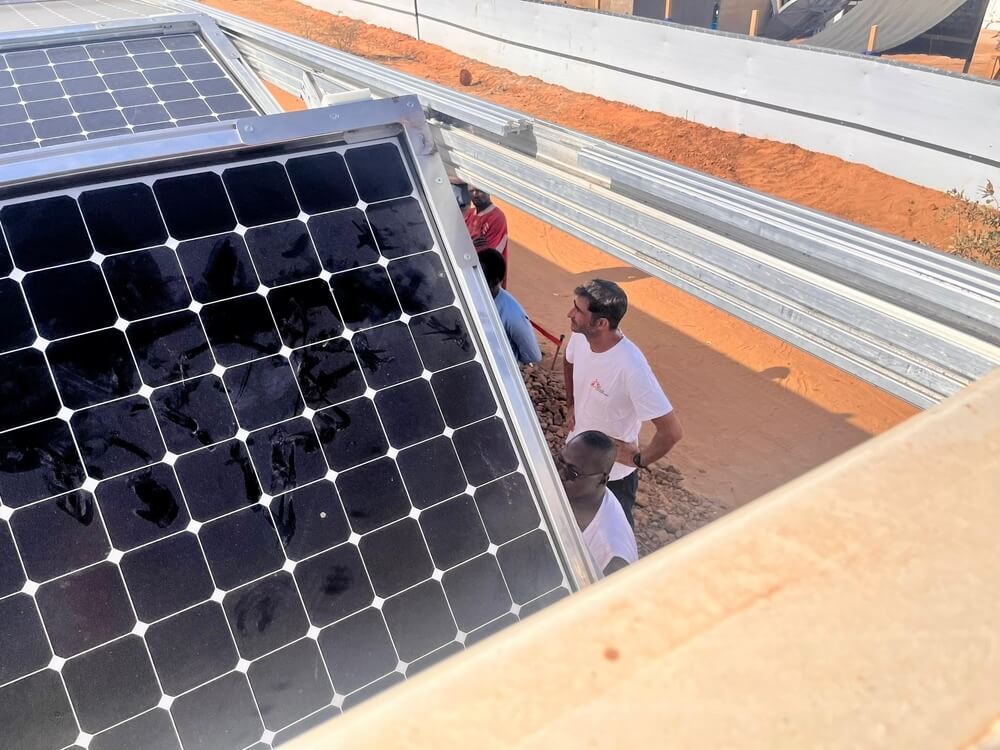 Profissionais da MSF instalam painéis de energia solar no projeto da organização em Ourang, no Chade.