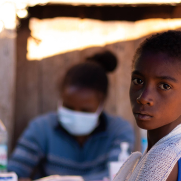 Paciente de 8 anos em clínica móvel da MSF em Ambatomena, Madagascar.